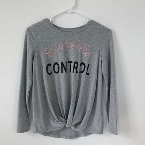 Long sleeve grey shirt.”#no selfie control”